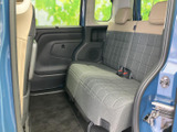 後席は座面にゆとりがあり、背もたれとヘッドレストを備えたくつろぎやすい空間です。窓からの採光もあり、同乗者が落ち着いて過ごせる室内となっています。
