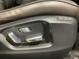 こちらのグレードは助手席にもパワーシートを装備しております!運転席同様お好みで調整が可能です!