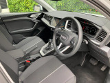 人間工学に基づいて設計されたシートは車のもっているドライビングフィールを存分にドライバーに伝えてくれるクオリティの高い仕上がりとなっています。