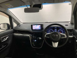 シンプルながら機能性あふれる運転席周りです。使いやすいスイッチ類の配置によりとても運転しやすいですよ。