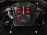 【BMWエンジン】革新的なガソリン・エンジン・テクノロジーによる高性能かつ高効率。レスポンスの良いパワーを発揮。常にスムーズな吸気を実現しアクセル開度にダイレクトに反応しドライビングを楽しく演出。