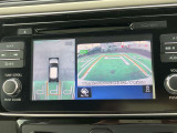アラウンドビューモニター、駐車中の車を空から見下ろしているかのような映像で表示し、駐車をアシストします