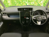 運転席まわりはメーターや画面が中央から見渡しやすく配置され、前方の視界も広々。各席からの見通しがよく、毎日の移動を心地よく支える室内空間です。