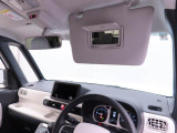運転席サンバイザー裏にバニティミラー。気になった時にサッと身だしなみチェック。