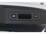 パワーテールゲート装備、荷物でいっぱいの時にスマートキーを持っていれば、ハンズフリーでテールゲートの開閉が出来ます。