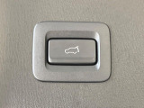 【パワーバックドア】スマートキーや運転席のボタンを押すだけでリアゲートが自動で開閉します!荷物を持っている時や、高い位置にあるバックドアを閉める際に便利な機能です♪