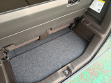 荷室のボードの仕切りは外したり立てることもできて大きな背の高い荷物も入ります♪