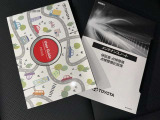 メンテナンスノート、取扱説明書です。 その車の整備記録が事細やかに記録されています。 車が生まれてから今までどのような道を歩んできたのか判るとても重要な物ですよ。