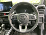 手元には複数のスイッチが配置され、運転姿勢を大きく変えずに各種操作を行いやすい構成です。握りやすい形状で、毎日の通勤や長距離のお出かけでも扱いやすさに配慮されています。
