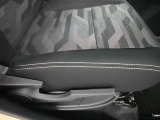 運転席の座面はお好みの高さに調整もできます♪