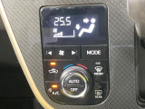 【オートエアコン】一度お好みの温度に設定すれば、車内の温度を検知し風量や温度を自動で調整。暑い&hellip;寒い&hellip;と何度もスイッチ操作をする必要はありません。快適な車内空間には必須の機能ですね♪