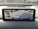 車両後方の映像に加えて、周囲を俯瞰した表示も確認できるモニターです。駐車時に車両と周辺の位置関係を把握しやすく、切り返しや後退をサポートします。