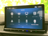 FM・AMラジオをはじめ、テレビやスマートフォン連携、USBなど多彩な音源を選択できます。普段よく使う再生方法に合わせて切り替えられ、移動中の音楽や番組選びに便利です。