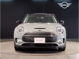 MINIのフロントグリルのデザインはイギリスで生まれた当初から、シルバーのサイドバーが折り重なった伝統的なデザインで御座います。その伝統はBMWのお車になってからでも少しずつ形を変えて守られております
