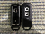 笹目通り沿いの1階展示スペースと2階展示スペースに150〜200台ほど中古車を展示しております!