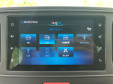 FM・AMラジオや交通情報、Bluetoothなどの選択項目が画面上に並び、使いたいメニューを確認しやすい表示です。音楽やラジオを楽しむ日常の移動に活用できます。