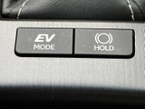 EV MODEとHOLDのスイッチが並び、必要な操作を選びやすい配置です。運転中にも各ボタンの表示を確認しやすく、状況に応じた切り替えをサポートします。