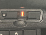 停車中に映像やテレビを楽しめる画面を備えています。見やすい大きさのモニターで、車内で待ち時間を過ごす際にも便利です。視聴時は安全のため、必ず停車した状態でご利用ください。
