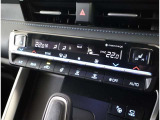 左右独立温度コントロールフルオートエアコンです。運転席、助手席それぞれで独立して温度設定ができます。冷え性の方が乗っても安心ですね♪
