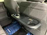 【パーソナルテーブル】フロントシート裏には後席の方が必要に応じて使用できるテーブルが付いています。水拭き可能でお手入れも簡単です。