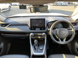 運転席から前方を見渡しやすいレイアウトで、メーターやセンターディスプレイも目に入りやすい位置にあります。シートや足元の空間にもゆとりが感じられ、毎日の移動を快適に支えます。