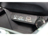 小物の収納に便利なセンタートレイには携帯等のデバイスの充電可能なUSB出力電源付です。