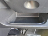 運転席周辺の収納も充実したドライバーズロアポケット。細かな使い勝手にも配慮されています。