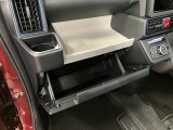 グローブボックスなどの多彩で便利な収納が設けられています。