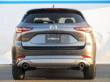 細くシャープなLEDリアコンビネーションランプが印象的。後ろ姿まで美しく、CX-5ならではの上質感と存在感を演出します。