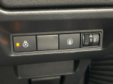 【ステアリングヒーター】冬場に冷たくなりやすい革巻きステアリングを、スイッチ一つで素早く適温に!エアコンよりも早く温まってくれるので、寒い日の運転も快適になりますね♪