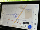 周辺の道路や施設名が画面上に表示され、現在地と目的地の位置関係を確かめやすい地図表示です。検索や登録のアイコンも見やすく、慣れない道へ向かう際にも使いやすい構成です。