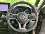 両手で握りやすい形状で、左右には各種スイッチが備わっています。運転姿勢を保ちながら手元で必要な操作を行いやすく、日常の運転を支える装備です。