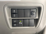 横滑り防止装置付き。運転の安全性を高めてくれる装置です。滑りやすい路面であっても、自動的にブレーキをかけスムーズに走行ができるシステムです。