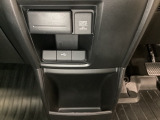 アクセサリーソケットはUSBのアダプターなどをつければ、スマホの充電にも使えます。下にはナビゲーション用の外部入力可能なUSB端子がついており、周辺には物が置けるボックスがついています。