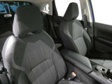 運転席はほどよくホールド感のある形状をしておりますので、運転がしやすいです。大型のセンターアームレストも付いております。