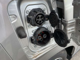 上側が自宅充電用の普通充電ポートです。(J1772:TYPE1)下側が急速充電ポートです。日産ディーラーやコンビニ、道の駅、ショピングモール等で充電できます。