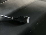 USB接続端子、USBデバイスやiPod/iPhoneまたはAndroidスマートフォンを接続できます。