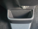 足元には便利なセンターロアボックスを設置。車内を整理しやすく、使い勝手の良さが魅力です。