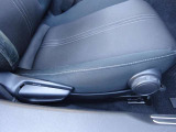 使用頻度が高い運転席ですが、目立つへたりが少なく良い状態を保っています。身体をしっかり支える座り心地で、毎日の通勤から休日の遠出まで快適な運転姿勢をサポートしてくれる状態の良さが魅力です。