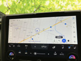 画面いっぱいに地図を表示し、現在地や周辺の道路を確認しやすいレイアウトです。目的地検索の項目も画面上にあり、お出かけ先を探す際の操作を手助けします。