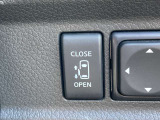 助手席側オートスライドドアです。4ドアワゴンになりますので運転席側にはドアがございません。