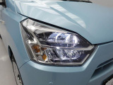 【フルLEDヘッドランプ】 白く明るい光で夜間走行の安心感を高めます。車両姿勢の変化に応じて、照射軸の上下方向が調節できるマニュアルレベリング機能付です。