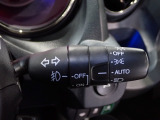 便利なオートライトコントロール機能付。暗くなるとヘッドライトを自動でつけてくれます。トンネルの多い郊外の道や、高速道路のトンネルを走行する時などは大変便利です。