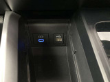 こちらのクルマはUSB接続コネクタも装備されています♪スマホの充電などにお使い下さい。ご旅行中での充電切れも、これなら心配いりませんね!