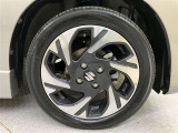 純正のアルミホイール装着。タイヤサイズは165/55R15です。