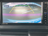 後方の様子を画面で確認でき、ガイド線も表示されるバックモニターを装備。駐車時に周囲との距離や車両の向きを把握する目安となり、後退時の確認をサポートする便利な装備です。