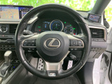 後方の映像に加えて車両周辺の表示も確認でき、駐車時の周囲確認をサポートします。画面の目安線を参考にしながら、車庫入れや切り返しを行いやすい装備です。