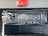 オーディオはダイヤルとボタンが前面にまとまり、運転席から表示や操作部を確認しやすい配置です。音楽を楽しむ場面にも取り入れやすく、日々の移動を快適にサポートします。