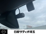 最近では付いてる車も多くなってきました。中古車ではまだまだ付いていればラッキーなドライブレコーダーです♪