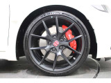 純正のアルミホイールが足元を飾ります!サイズは 265/30ZR19 になります!